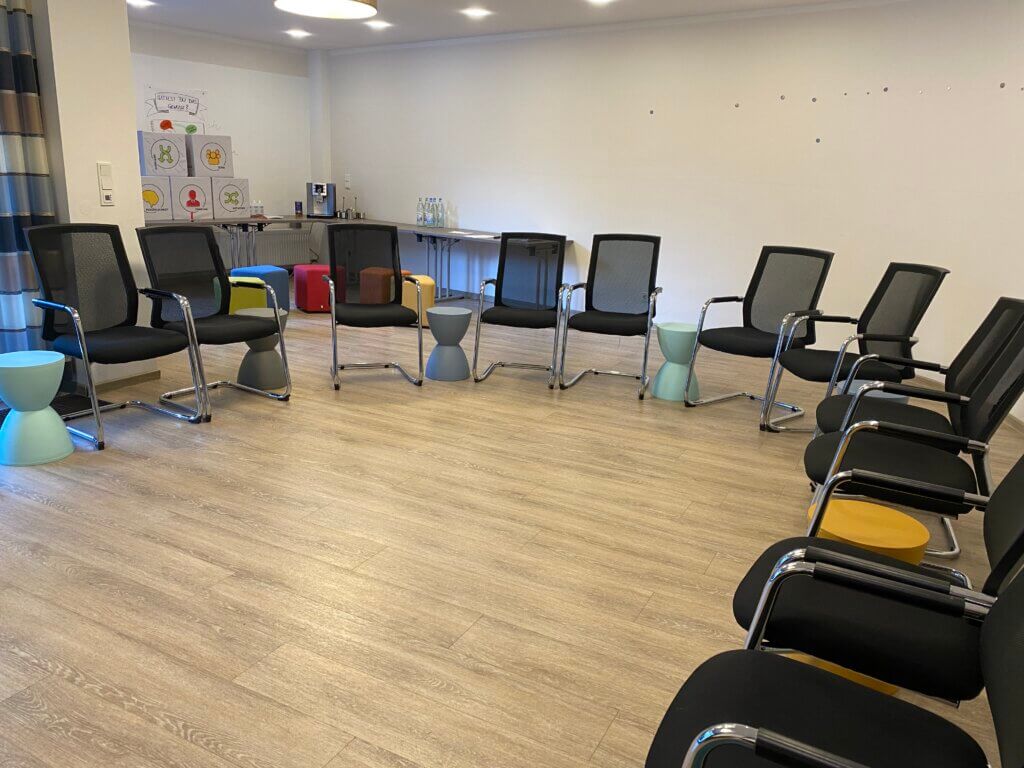 Seminarraum im Seminarhaus von (un)fassbare Seminare in Troisdorf – ruhige Lernatmosphäre für kleine Gruppen