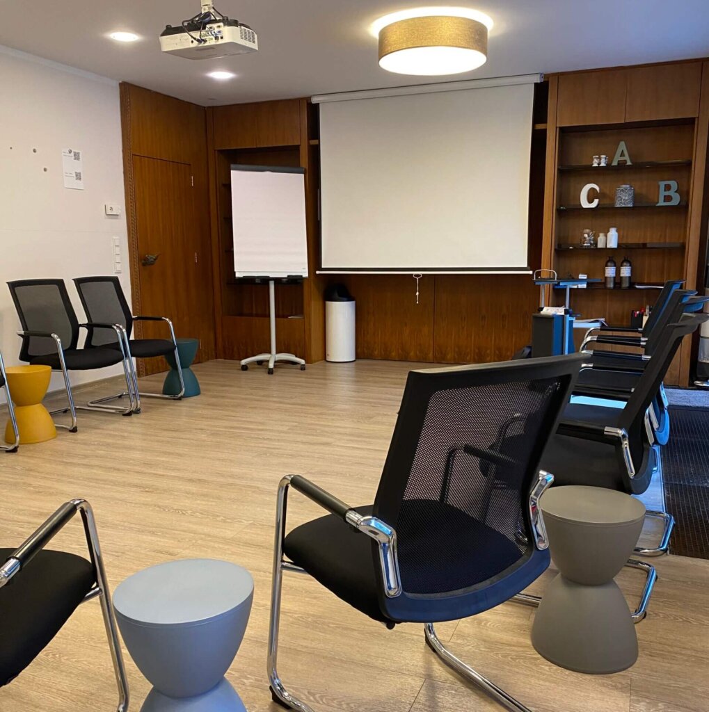 Seminarraum im Seminarhaus von (un)fassbare Seminare in Troisdorf – ruhige Lernatmosphäre für kleine Gruppen
